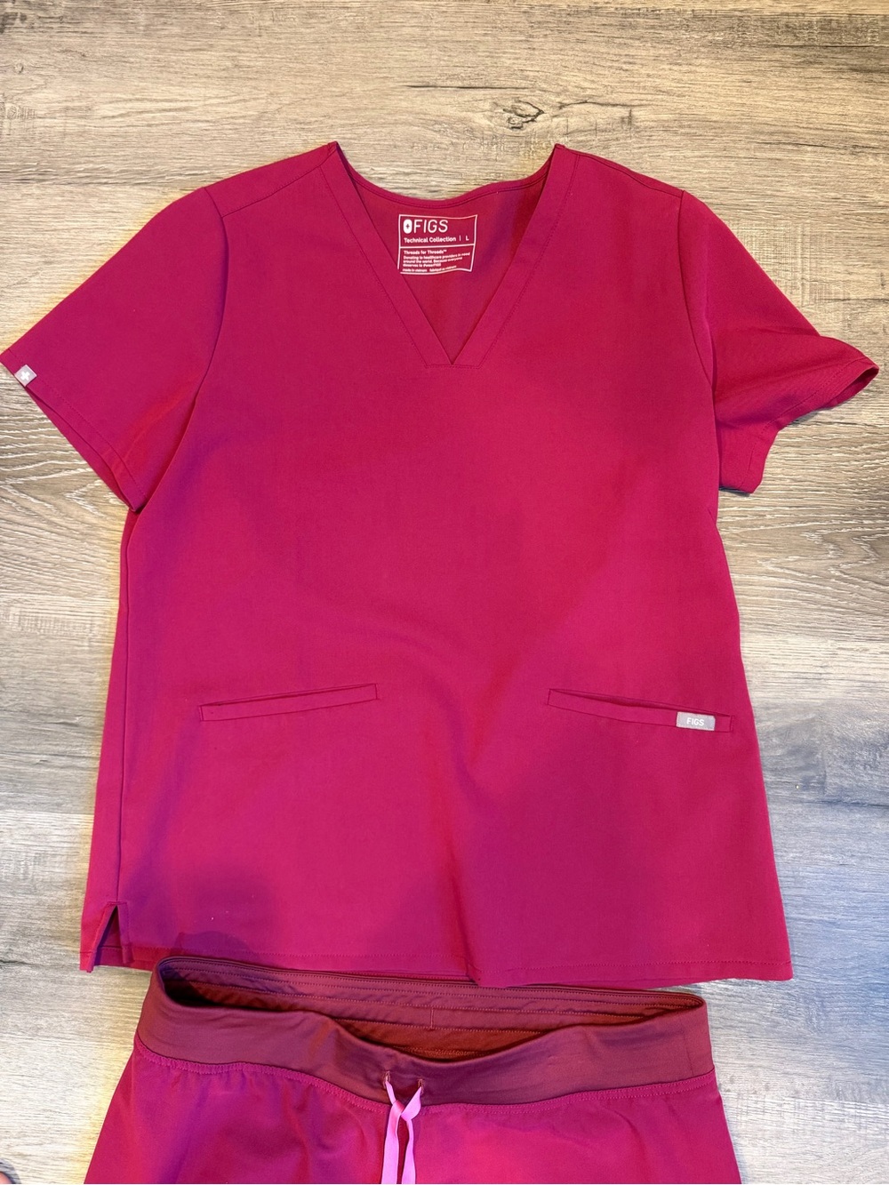 Figs Magenta 2 Pocket Scrub Top and Bottoms Size Large - Picture 2 of 6